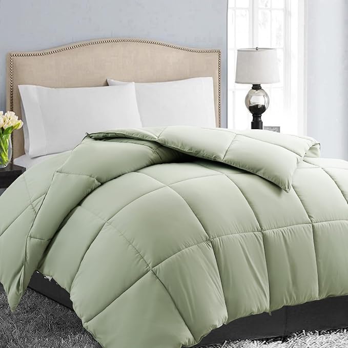 EASELAND Oversized Queen Down Alternative Comforter by EASELAND