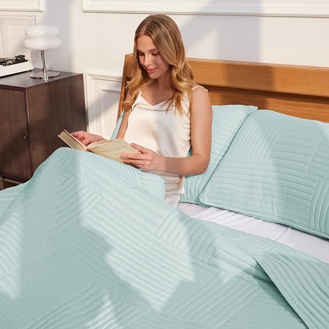 Whale Flotilla Ultra Soft King Quilt Bedding Set, Lightweight Microfiber Aqua - Image 3
