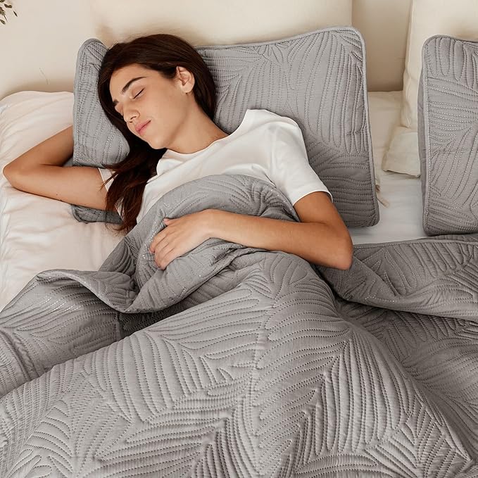 Exclusivo Mezcla California King Quilt Bedding Set, Lightweight Light Grey - Image 4