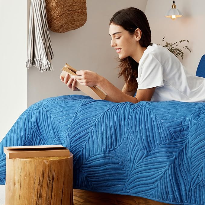 Exclusivo Mezcla King Size Quilt Bedding Set, Lightweight Royal Blue Quilts - Image 4